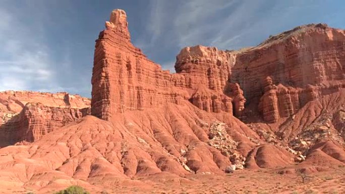 近距离观察:在阳光明媚的日子里，红色岩石沙漠中的高侵蚀岩岗和台地形成