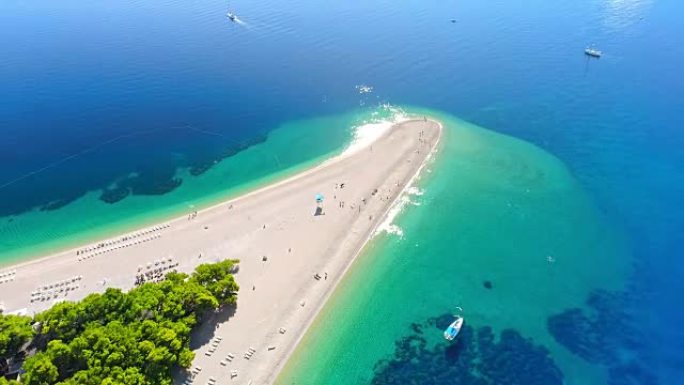 鸟瞰图宁静，阳光明媚的风景海滩和蓝色的海洋，Bol-Zlatni Rat，布拉克岛，克罗地亚