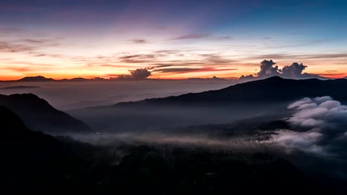 印度尼西亚爪哇。爪哇岛的晨间自然景观。日出云和雾山。UHD 4K