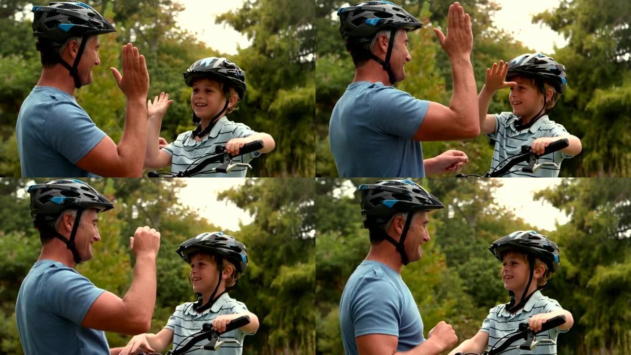 快乐的父亲和儿子一起骑自行车