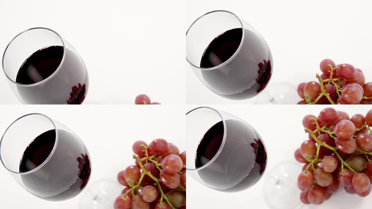 红串葡萄与一杯红酒的特写镜头
