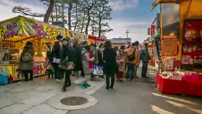 4k延时: 行人在京都伏见稻荷市场购物