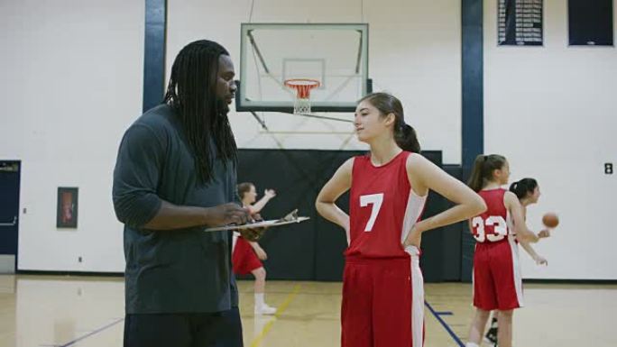 篮球教练在练习中与球员交谈
