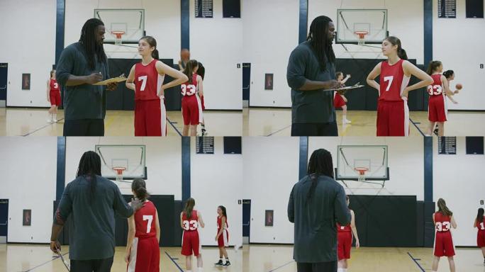 篮球教练在练习中与球员交谈