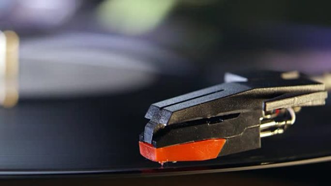 转盘触控笔降低到黑胶唱片和播放，细节，在R3D上拍摄