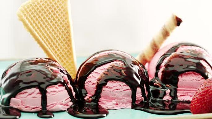 草莓冰淇淋，顶部有新鲜草莓和装饰