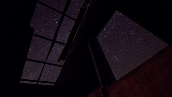 夜空，星星透过窗户延时