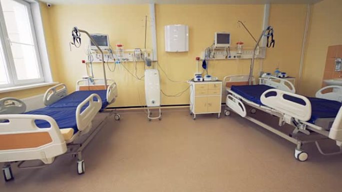 配有一张单人床的设备齐全的医院病房的广角视图