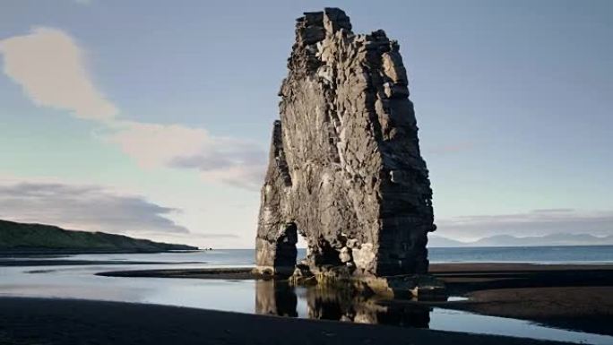 火山黑海滩上的标志性海堆