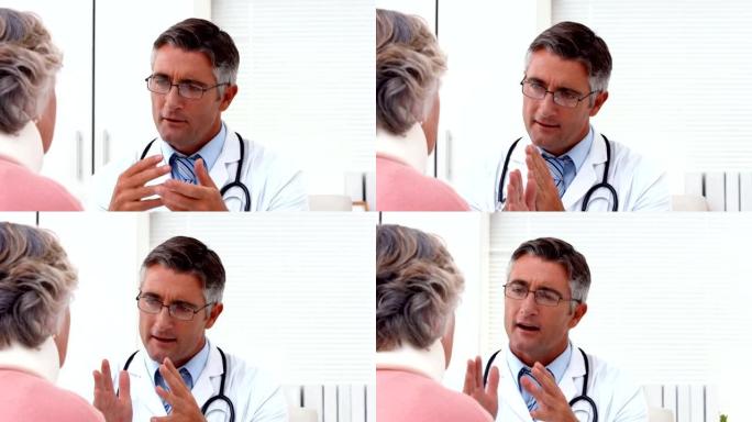 医生在办公桌前与病人交谈