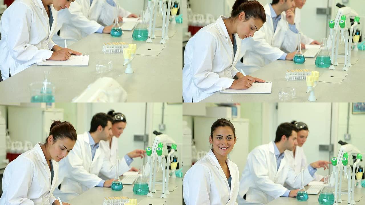 化学学生抬头微笑