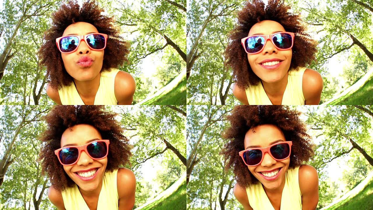 公园里戴着太阳镜的非洲裔女孩