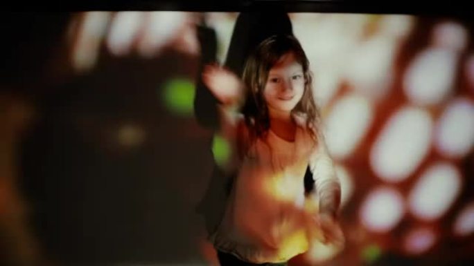 小女孩在聚光灯下跳舞
