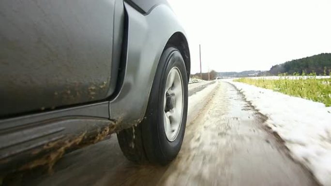 POV越野车在雪泥路面上行驶