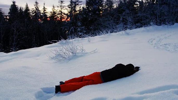 男子在雪地4k中放松
