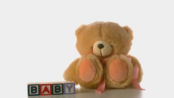 泰迪熊落在婴儿积木旁边