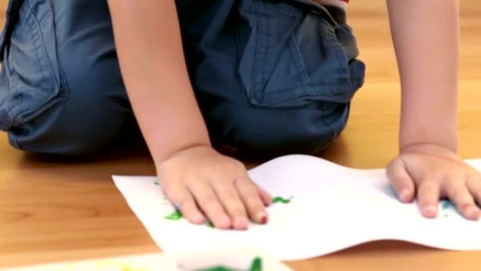 男孩用他的手做画手印