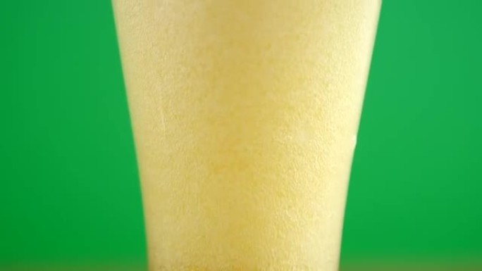 绿色背景上圣帕特里克的一品脱啤酒的特写镜头