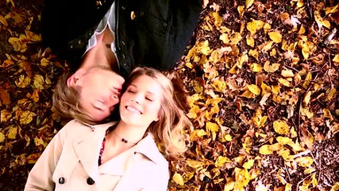 夫妇躺在秋叶上