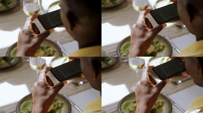 男子用手机拍摄食物