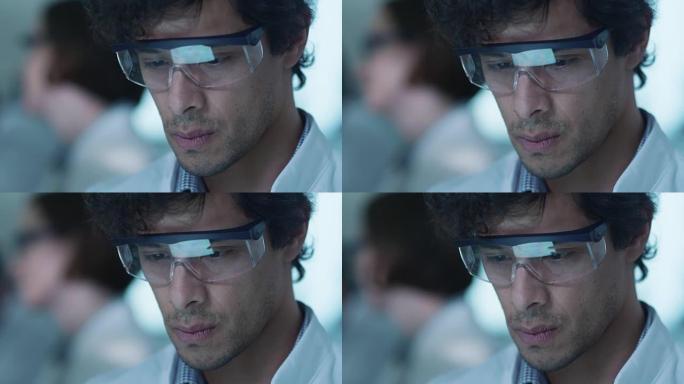 拉丁裔科学家使用平板电脑，眼镜中有屏幕反射。