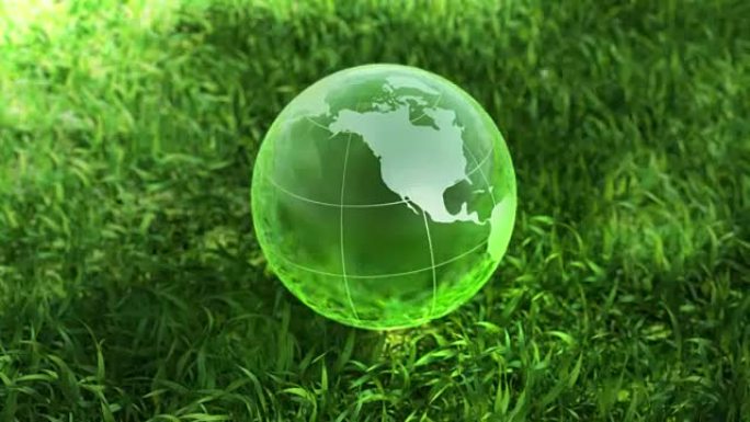 生态环境概念，绿草中的玻璃球