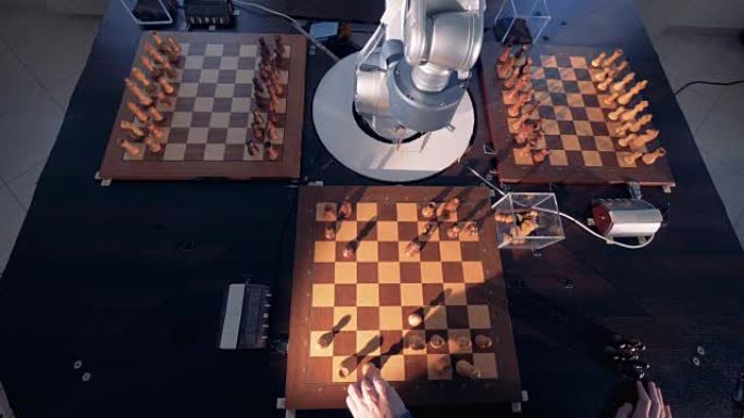 机器人和一个男人下棋。