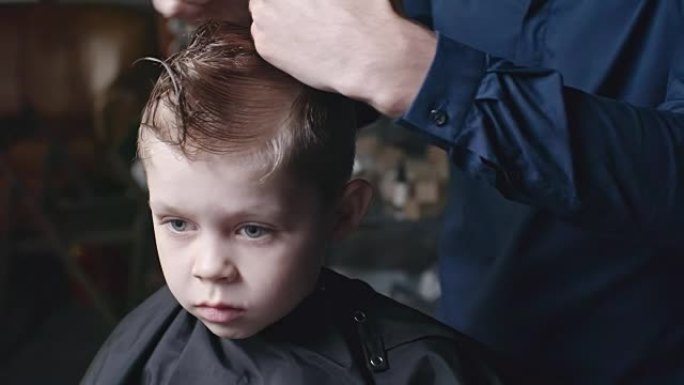 理发师刷小男孩的头发