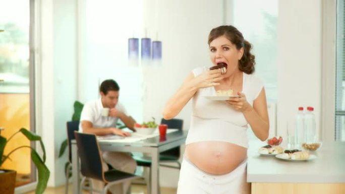 高清: 孕妇吃