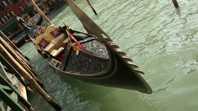 漂浮在运河中的贡多拉
