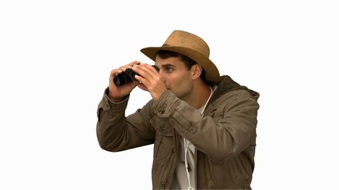 男子在白色屏幕上使用双筒望远镜穿着外套