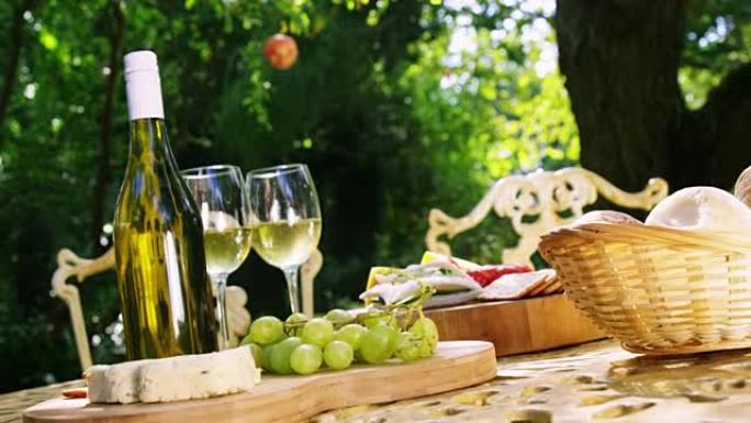 酒瓶，葡萄和奶酪放在桌子上