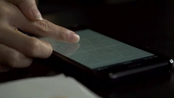 女人用智能手机在电子书上阅读