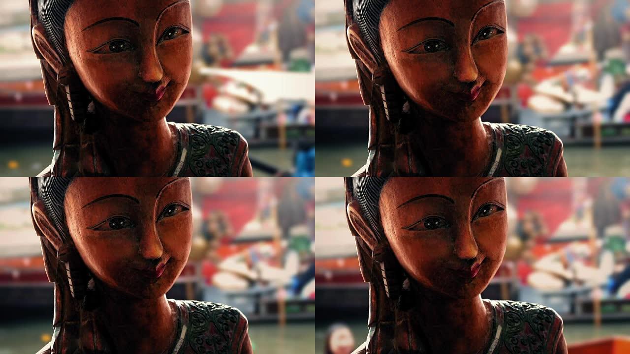雕刻的木制女人雕像，船从后面经过