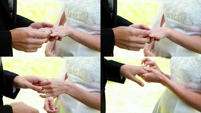新娘和新郎交换结婚戒指