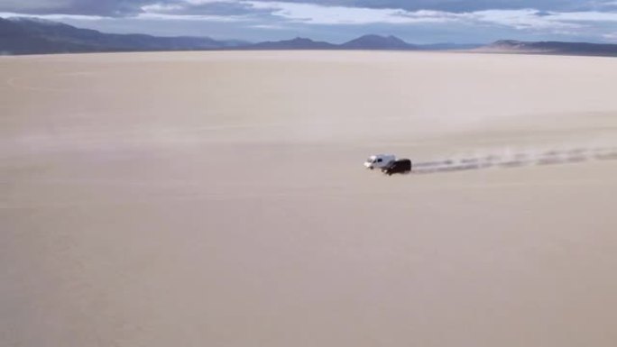 Vans赛车穿越沙漠