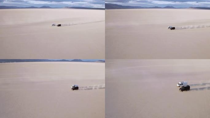 Vans赛车穿越沙漠