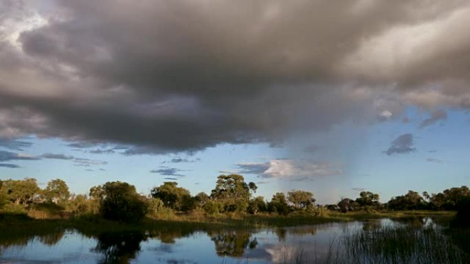 乌云在奥卡万戈三角洲的河流中移动的时间流逝