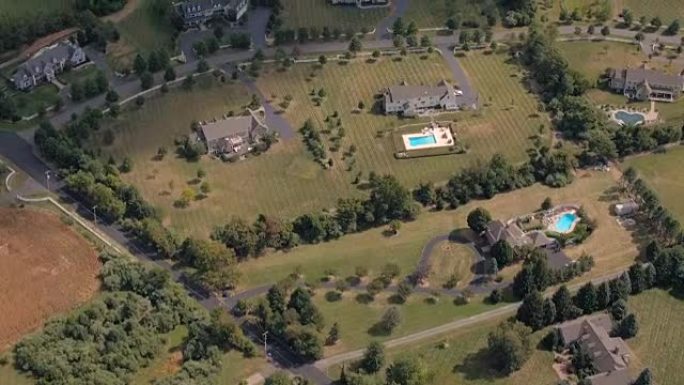 天线: 郊区城镇中带有游泳池的杰出豪华房地产