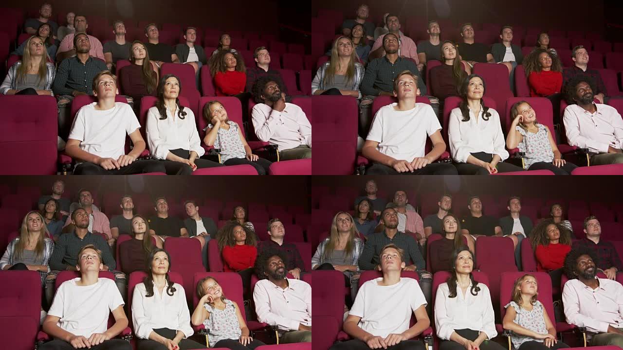 电影院中的观众观看R3D拍摄的电影