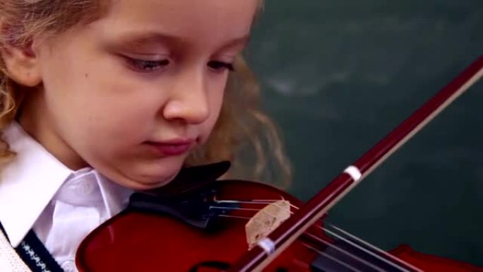 可爱的小学生拉小提琴