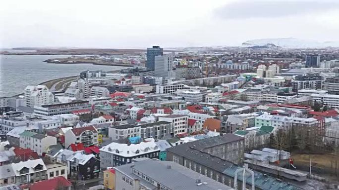 平移镜头: 冰岛雷克雅未克大教堂的雷克雅未克城市景观