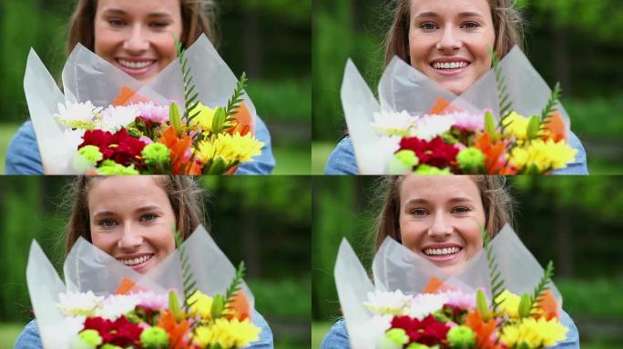 微笑的女人拿着花