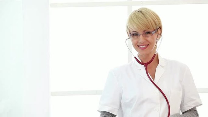 带听诊器的女医生