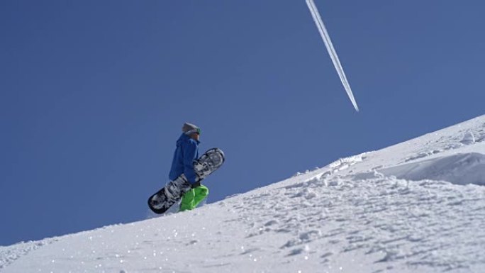 慢动作: 极端的自由滑雪滑雪者在雪山斜坡上爬坡