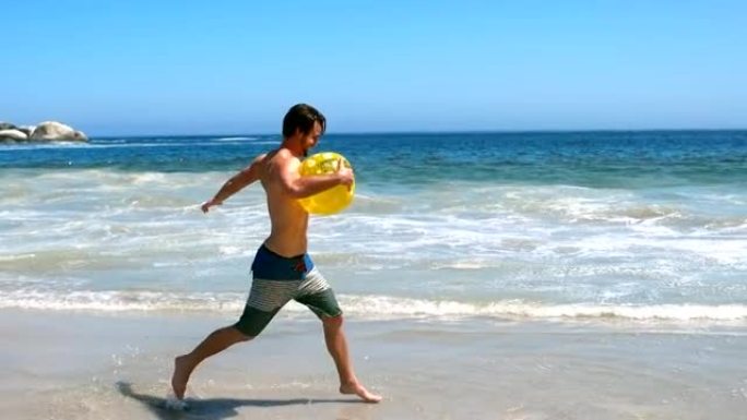 男子手持沙滩球