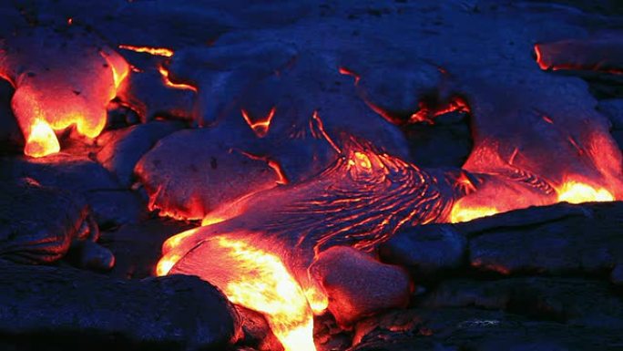 火山熔岩在夜晚流动