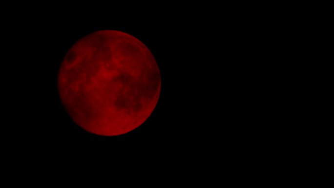 阴天夜的红月亮特写