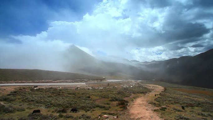 云朵和山峰