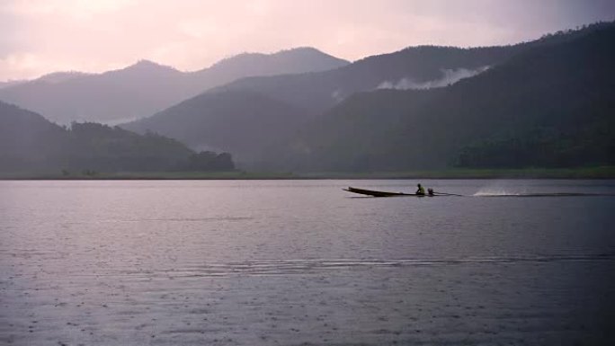 长尾船驶过泰国清迈湖景。